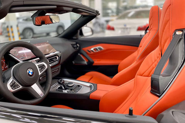 Xe được trang bị cụm đồng hồ hỗ trợ lái và màn hình giải trí kích thước 10,25 inch, có tích hợp Apple Car Play và camera lùi, giải trí với loa Harman Kardon và hơn thế nữa.