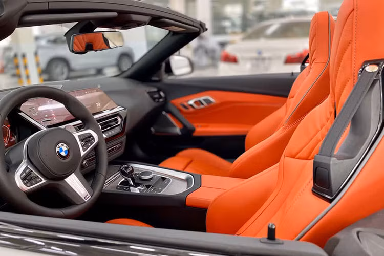 Xe được trang bị cụm đồng hồ hỗ trợ lái và màn hình giải trí kích thước 10,25 inch, có tích hợp Apple Car Play và camera lùi, giải trí với loa Harman Kardon và hơn thế nữa.