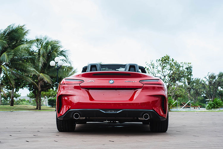 Trên thị trường, BMW Z4 là đối thủ cạnh tranh trực tiếp với Porsche Boxster 718, Audi TT Roadster hay Mercedes-Benz SLC. Tại Việt Nam, BMW Z4 chỉ cạnh tranh trực tiếp với mẫu Porsche Boxster 718 được phân phối chính hãng. Làm so sánh, giá xe BMW Z4 2020 bán ra 3,3 tỷ đồng được cho là sẽ dễ tiếp cận hơn nhiều so với lựa chọn Porsche Boxster 718 có giá từ 3,7 tỷ đồng.