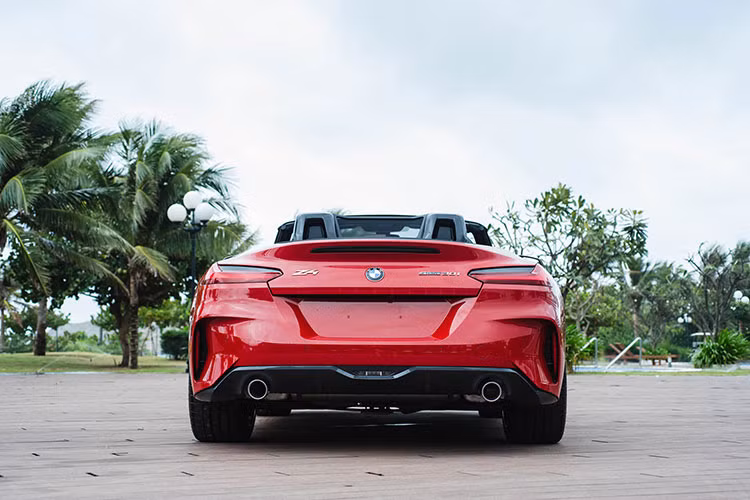 Trên thị trường, BMW Z4 là đối thủ cạnh tranh trực tiếp với Porsche Boxster 718, Audi TT Roadster hay Mercedes-Benz SLC. Tại Việt Nam, BMW Z4 chỉ cạnh tranh trực tiếp với mẫu Porsche Boxster 718 được phân phối chính hãng. Làm so sánh, giá xe BMW Z4 2020 bán ra 3,3 tỷ đồng được cho là sẽ dễ tiếp cận hơn nhiều so với lựa chọn Porsche Boxster 718 có giá từ 3,7 tỷ đồng.