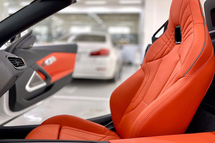 Bên dưới nắp ca-pô, xe sở hữu khối động cơ tăng áp, dung tích 2.0L cho công suất tối đa 255 mã lực và mô-men xoắn cực đại 400 Nm. Trang bị hộp số là loại tự động 8 cấp Steptronic, đi kèm hệ dẫn động cầu sau và theo công bố của nhà sản xuất, BMW Z4 2020 chỉ cần 5,4 giây để tăng tốc từ 0 – 100 km/h, vận tốc tối đa có thể lên tới 250 km/h.