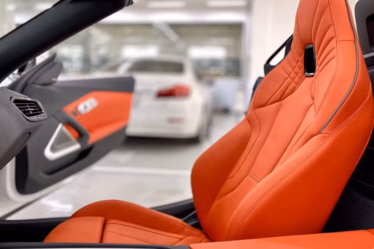 Bên dưới nắp ca-pô, xe sở hữu khối động cơ tăng áp, dung tích 2.0L cho công suất tối đa 255 mã lực và mô-men xoắn cực đại 400 Nm. Trang bị hộp số là loại tự động 8 cấp Steptronic, đi kèm hệ dẫn động cầu sau và theo công bố của nhà sản xuất, BMW Z4 2020 chỉ cần 5,4 giây để tăng tốc từ 0 – 100 km/h, vận tốc tối đa có thể lên tới 250 km/h.