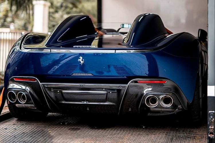 Chiếc siêu xe Ferrari Monza đầu tiên đến Hồng Kông được vận chuyển trên xe chuyên dụng. Xe mang ngoại thất màu xanh dương rất đẹp và thuộc bản SP2, tức khoang lái có 2 ghế ngồi. Bản Ferrari Monza SP1 chỉ có một ghế dành cho tài xế.