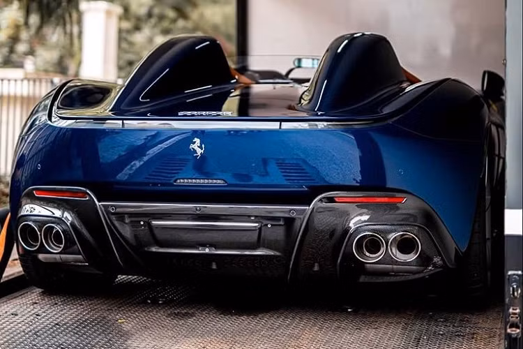 Chiếc siêu xe Ferrari Monza đầu tiên đến Hồng Kông được vận chuyển trên xe chuyên dụng. Xe mang ngoại thất màu xanh dương rất đẹp và thuộc bản SP2, tức khoang lái có 2 ghế ngồi. Bản Ferrari Monza SP1 chỉ có một ghế dành cho tài xế.