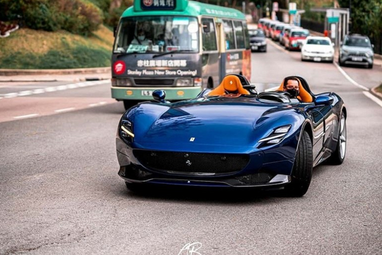 Tính đến sáng 16/2, số ca nhiễm dịch corona trên toàn thế giới là 69.197, tử vong 1.669 người khiến cho không ít nước lo lắng và tìm cách đối phó. Trong đó có những người dân ở Hồng Kông. Dù đại dịch viêm phổi Vũ Hán đang hoành hành nhưng các đại gia ở đây vẫn đón nhận một "chân dài" đến từ nước Ý mà không hề kiểm dịch - đó chính là siêu xe Ferrari Monza SP2 chỉ sản xuất 500 chiếc trên thế giới.