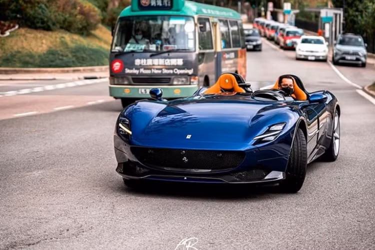 Tính đến sáng 16/2, số ca nhiễm dịch corona trên toàn thế giới là 69.197, tử vong 1.669 người khiến cho không ít nước lo lắng và tìm cách đối phó. Trong đó có những người dân ở Hồng Kông. Dù đại dịch viêm phổi Vũ Hán đang hoành hành nhưng các đại gia ở đây vẫn đón nhận một "chân dài" đến từ nước Ý mà không hề kiểm dịch - đó chính là siêu xe Ferrari Monza SP2 chỉ sản xuất 500 chiếc trên thế giới.