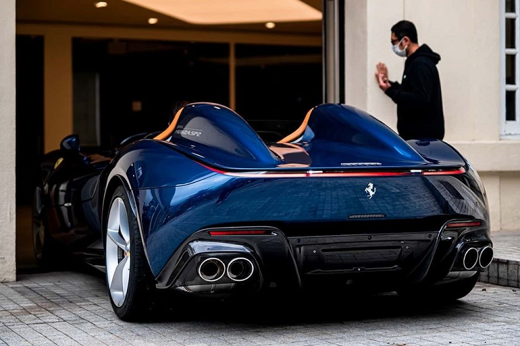 Người lái chiếc siêu xe Ferrari Monza SP2 đầu tiên đến Hồng Kông phải đeo khẩu trang khá cẩn thận trước nạn dịch corona đang diễn ra rất căng thẳng.