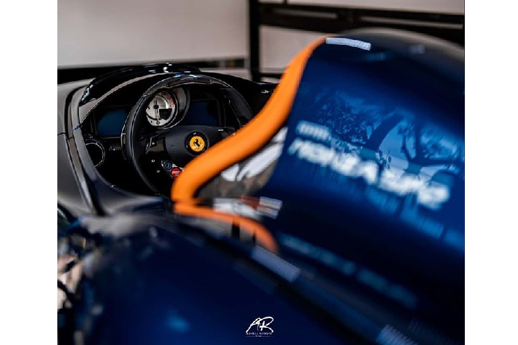 Tuy mang hình dáng cổ điển nhưng "xác xe" của chiếc Ferrari Monza SP2 và động cơ V12, dung tích 6.5 lít lại đến từ mẫu xe hiện đại Ferrari 812 Superfast.