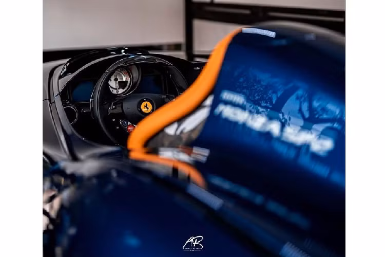 Tuy mang hình dáng cổ điển nhưng "xác xe" của chiếc Ferrari Monza SP2 và động cơ V12, dung tích 6.5 lít lại đến từ mẫu xe hiện đại Ferrari 812 Superfast.