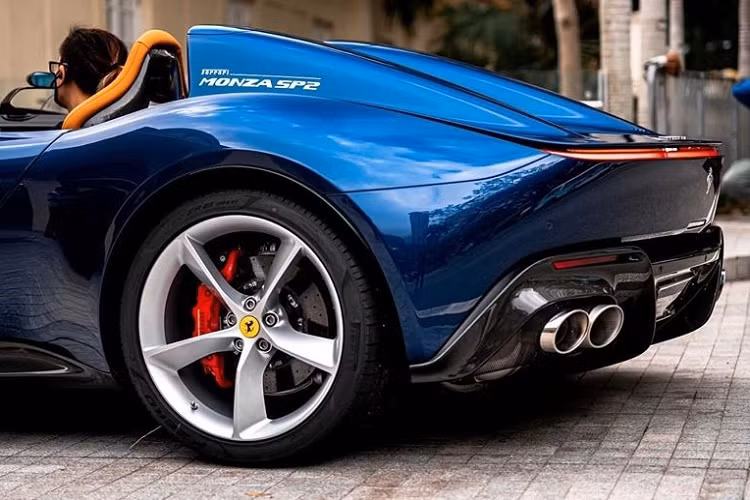 Sau đó xe được vận chuyển đến đại lý Ferrari Hồng Kông để kiểm tra các hạng mục cần thiết.