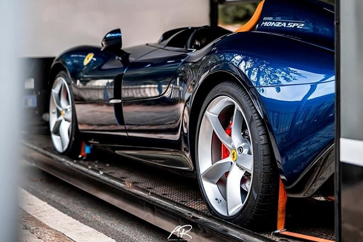 Trong sự kiện Capital Markets Day tổ chức vào tháng 9 năm 2018 ở nhà máy Maranello, Ý, hãng Ferrari đã gây bất ngờ khi vén màn cặp đôi siêu xe phiên bản đặc biệt mang tên Monza SP1 và SP2. Điều thú vị là chỉ có đúng 499 chiếc Ferrari Monza SP1 và SP2 được sản xuất. Nếu khách hàng chọn mua Ferrari Monza SP1 cũng đồng nghĩa không được phép mua tiếp Ferrari Monza SP2.