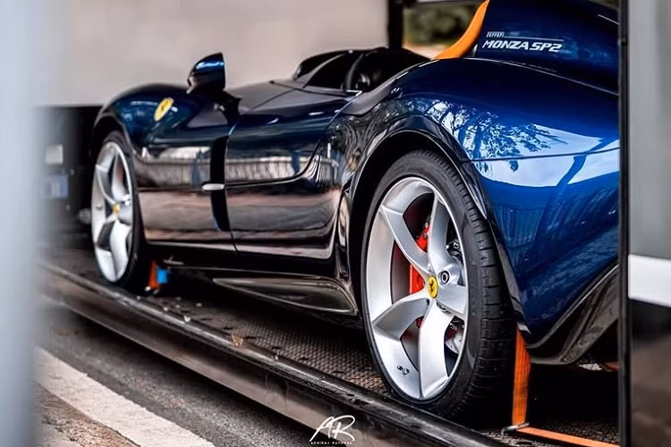 Trong sự kiện Capital Markets Day tổ chức vào tháng 9 năm 2018 ở nhà máy Maranello, Ý, hãng Ferrari đã gây bất ngờ khi vén màn cặp đôi siêu xe phiên bản đặc biệt mang tên Monza SP1 và SP2. Điều thú vị là chỉ có đúng 499 chiếc Ferrari Monza SP1 và SP2 được sản xuất. Nếu khách hàng chọn mua Ferrari Monza SP1 cũng đồng nghĩa không được phép mua tiếp Ferrari Monza SP2.