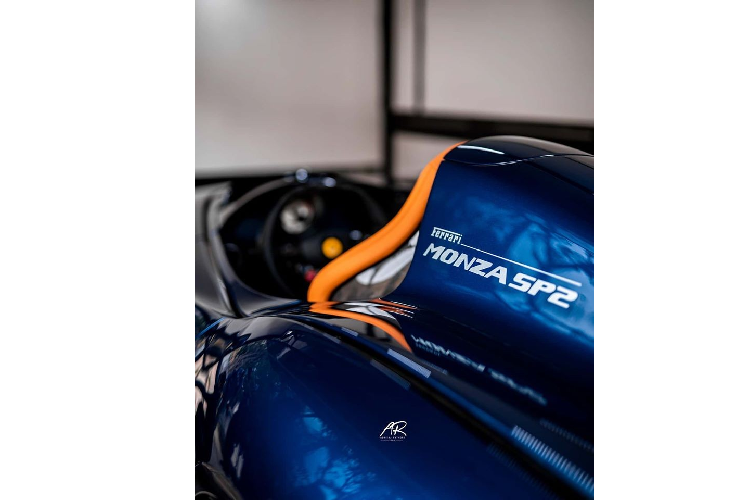 Siêu xe triệu đô Ferrari Monza SP2 thiết kế theo kiểu không mui nên có thể gây khó dễ cho chủ nhân nếu chẳng may lái xe vào đúng lúc trời đổ cơn mưa bất chợt. Ferrari Monza SP2 được trang bị một tấm kính chắn gió ảo rất thú vị và xe không có mui. Thiết kế của siêu xe này lấy cảm hứng từ các dòng xe Barchetta trong quá khứ, đặc biệt là 166 MM 1948 cũng như 750 Monza của thập niên 50.