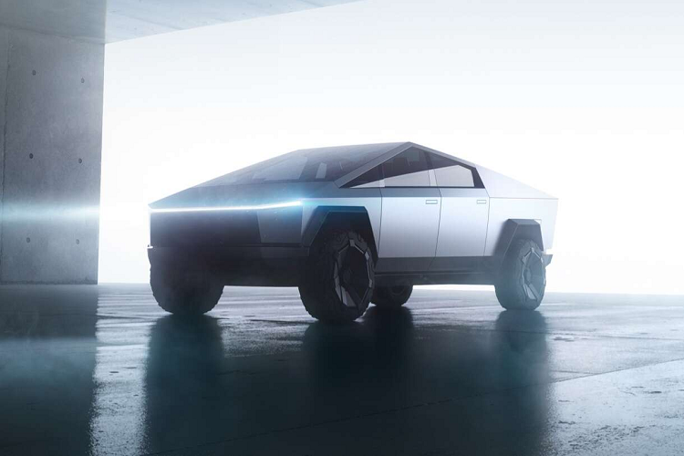 Tiếp sau đó là bản tiêu chuẩn với một môtơ điện gắn vào trục sau (RWD) cho khoảng cách di chuyển 400 km sẽ sản xuất cuối năm 2022. Tesla Cybertruck bản tiêu chuẩn và 3 môtơ điện khởi điểm lần lượt từ 39.900 USD và 69.900 USD.