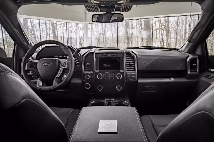 Gói nâng cấp Baja-Spec cũng sẽ thay đổi cấu bên ngoài của F-150. Các tinh chỉnh về ngoại thất bao gồm: Hệ thống đèn pha LED mới, mâm hợp kim 20 inch với lốp Grappler 37 x 13,59R20LT, ống xả kép màu đen sơn tĩnh điện.