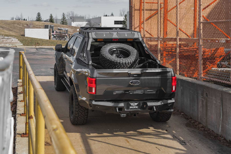 Bên trong Ford F-150 độ khủng này, MSA trang bị hệ thống lái trợ lực điện với lẫy chuyển số magiê. Ghế da, núm điều khiển bằng nhôm phôi và nhiều chi tiết khác được làm bằng nhôm trên bảng điều khiển trung tâm.