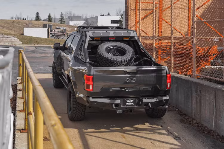 Bên trong Ford F-150 độ khủng này, MSA trang bị hệ thống lái trợ lực điện với lẫy chuyển số magiê. Ghế da, núm điều khiển bằng nhôm phôi và nhiều chi tiết khác được làm bằng nhôm trên bảng điều khiển trung tâm.