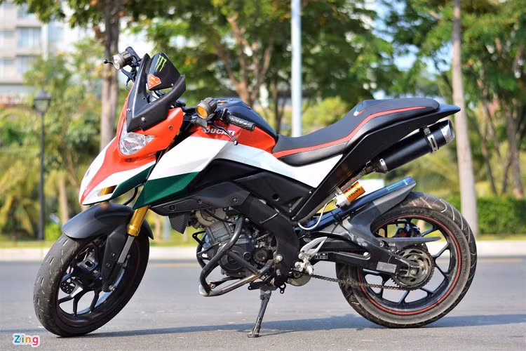 Hệ thống phanh vẫn được giữ nguyên như trên chiếc Yamaha TFX tiêu chuẩn. Anh Đinh Anh Dũng, chủ nhân chiếc xe cho biết, điều khó khăn nhất khi thực hiện bản độ này là vấn đề thời gian, nhiều chi tiết độ không có sẵn nên phải đặt hàng và chờ đợi vài tuần.