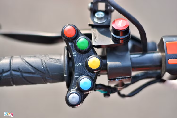 Cụm công tắc bên trái nguyên bản được thay thế bằng bộ công tắc MotoGP CNC. Bản độ này đã được loại bỏ ổ khóa, chiếc xe được khởi động bằng một công tắc đặt phía trên ghi-đông.