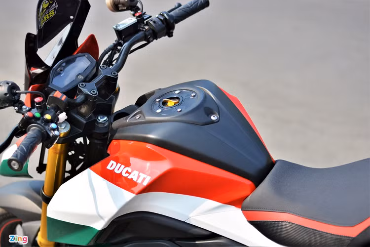 Bình xăng nổi bật với bộ tem 3 màu Xanh/Trắng/Đỏ lấy cảm hứng từ cờ Italy. Nắp bình xăng cũng được chủ nhân nâng cấp để mở mà không dùng chìa khóa. Dung tích bình xăng vẫn giữ nguyên ở mức 10,2 lít.