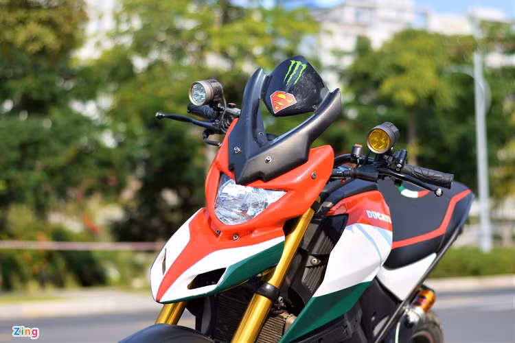 Dễ dàng nhận ra kiểu dáng cào cào của dòng xe địa hình Ducati Hypermotard nhờ phần mũi nhọn và vuốt dài ở phía trước. Theo chia sẻ của chủ xe, phần đầu đèn phía trước có giá khoảng 2 triệu đồng.