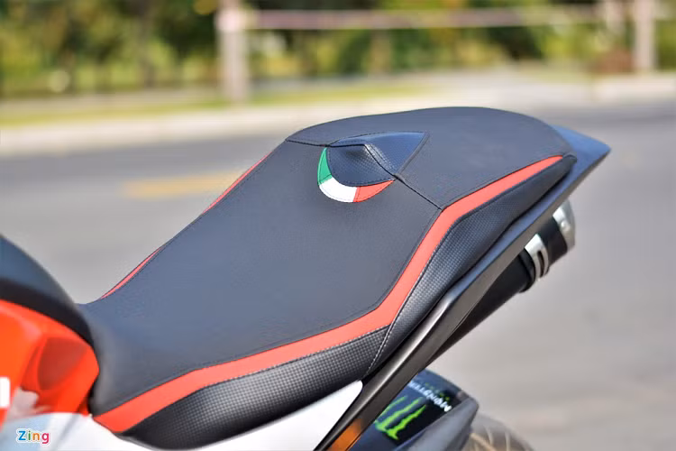 Phần yên xe có tạo hình khá cầu kỳ với biểu tượng lá cờ Italy ở giữa, hai bên nổi bật với đường vải đỏ chạy dọc từ trước ra sau. Chủ nhân chiếc xe tiết lộ chỉ riêng phần yên xe đã tốn khoảng 1,2 triệu đồng. 