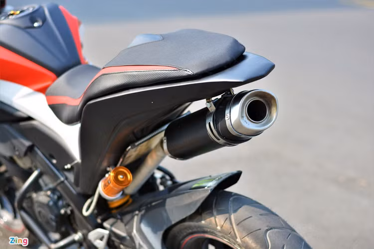 Chủ nhân chiếc xe là một người đam mê tốc độ và thường xuyên mang xe vào sân đua tập luyện nên đã trang bị thêm bộ chống đổ bảo vệ động cơ. Đây là loại chống đổ 3 điểm cho khả năng bảo vệ cao, bù lại thiết kế có phần hơi thô và khá nặng.