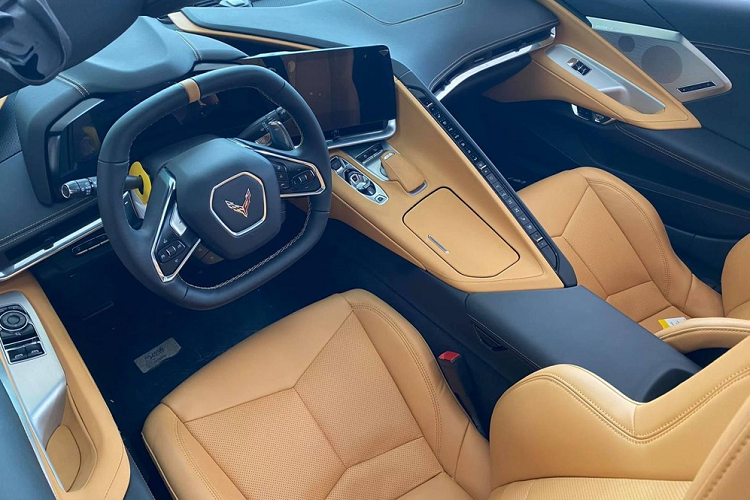 Màn hình giải trí của xe có kích thước 12 inch với giao diện hiện đại và hỗ trợ đầy đủ các kết nối thông dụng hiện nay, bao gồm cả ra lệnh bằng giọng nói. Dàn âm thanh Bose với 10 loa là tiêu chuẩn, có thể nâng cấp lên loại 14 loa với chức năng tạo âm vòm. 