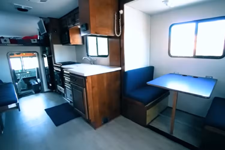 Tương tự với đa số xe overland tự chế khác, không gian nội thất là yếu tố quan trọng nhất và phải được suy nghĩ thật cẩn thận. Chiếc xe của Bob không phải là ngoại lệ với nhiều không gian chứa hành lý và chỗ ngủ thoải mái cho cả một gia đình.