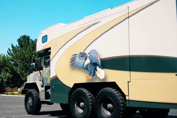 Cùng với không gian sống rộng rãi bên trong, chiếc xe cũng có trang bị một hệ thống nhà bếp đầy đủ tiện nghi gồm bồn rửa, tủ lạnh, tủ đông…