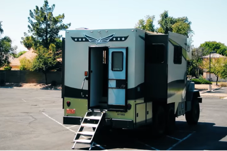 Bob có đưa ra một quan điểm tốt về vấn đề này đó là hầu hết thời gian không dành cho phòng tắm, vậy nên tại sao phải bỏ phí không gian mà có thể dùng cho hoạt động khác?