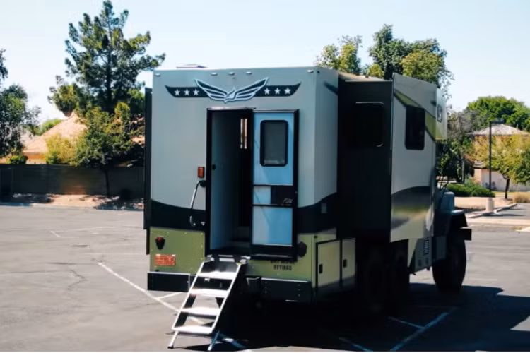 Bob có đưa ra một quan điểm tốt về vấn đề này đó là hầu hết thời gian không dành cho phòng tắm, vậy nên tại sao phải bỏ phí không gian mà có thể dùng cho hoạt động khác?