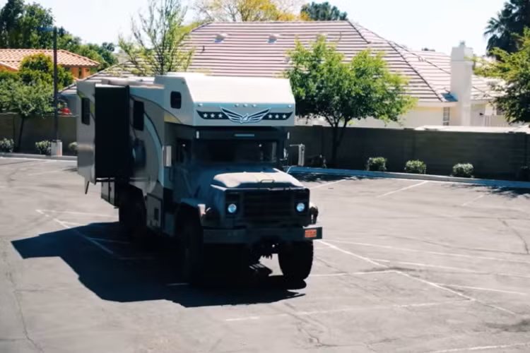 Tuy nhiên, có một khu vực trên xe đã buộc phải chịu thiệt một chút vì những tiện nghi trên đó là khu vực nhà tắm. Cho dù nó vẫn làm tròn nhiệm vụ, nhưng phải công nhận là khu vực đó hơi nhỏ.