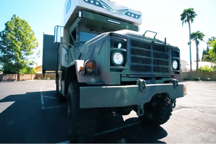 Trong khi nhiều phương tiện overland thường chỉ phù hợp cho một vài người ở, Bob cũng muốn có thể đưa cả gia đình tham gia vào những chuyến phiêu lưu bằng nhà di động tự chế của mình.