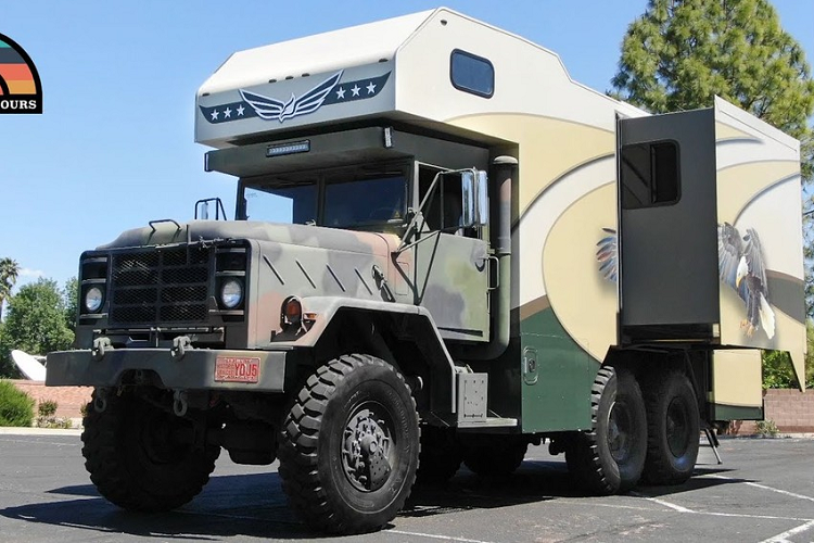 Sự hiện diện của những phương tiện motorhome và overland (phương tiện đi địa hình, tiện nghi tập trung vào tính khám phá) dường như đang ngày một phổ biến trên thế giới. Do vậy, một người đàn ông tên Bob đã quyết định kết hợp đặc tính của cả hai loại và cho ra đời một chiếc xe quân sự 6x6 thành nhà di động đặc biệt.