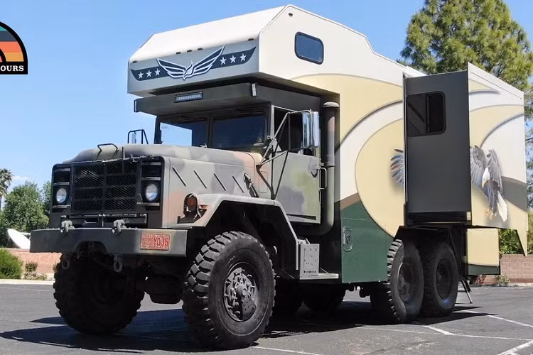 Sự hiện diện của những phương tiện motorhome và overland (phương tiện đi địa hình, tiện nghi tập trung vào tính khám phá) dường như đang ngày một phổ biến trên thế giới. Do vậy, một người đàn ông tên Bob đã quyết định kết hợp đặc tính của cả hai loại và cho ra đời một chiếc xe quân sự 6x6 thành nhà di động đặc biệt.