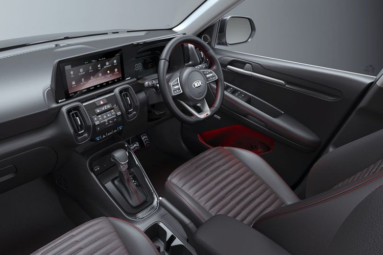 Về thiết kế tổng thể, mẫu xe giá rẻ KIA Sonet học hỏi khá nhiều đường nét từ người đàn anh Seltos, mẫu xe cũng đang đón nhận sự quan tâm mạnh mẽ của người dùng tại nhiều quốc gia. Ở phía trước, xe gây ấn tượng với bộ lưới tản nhiệt hình mũi hổ đặc trưng. Tuy nhiên, chi tiết này cũng đã được tinh chỉnh lại đôi chút để tạo nên diện mạo mới mẻ hơn, hai bên là đèn pha LED hình viên ngọc quý và đèn ngày LED dạng "nhịp tim".