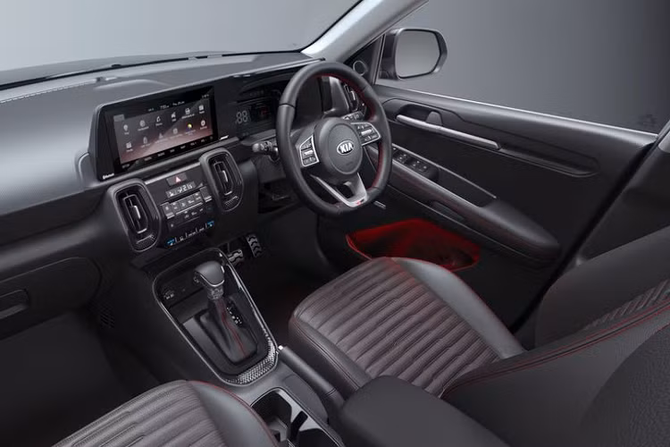 Về thiết kế tổng thể, mẫu xe giá rẻ KIA Sonet học hỏi khá nhiều đường nét từ người đàn anh Seltos, mẫu xe cũng đang đón nhận sự quan tâm mạnh mẽ của người dùng tại nhiều quốc gia. Ở phía trước, xe gây ấn tượng với bộ lưới tản nhiệt hình mũi hổ đặc trưng. Tuy nhiên, chi tiết này cũng đã được tinh chỉnh lại đôi chút để tạo nên diện mạo mới mẻ hơn, hai bên là đèn pha LED hình viên ngọc quý và đèn ngày LED dạng "nhịp tim".