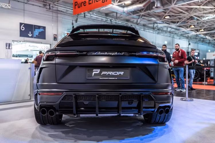 Ngoài bộ body kit mới, chiếc siêu SUV này còn được trang bị bộ mâm mới với kích thước khủng lên đến 24 inch. Mâm xe được chính Prior Design sản xuất với thiết kế năng chấu hình chữ Y, một kiểu mâm thường được sử dụng trên những chiếc Lamborghini. Đi cùng bộ mâm này là bộ lốp xe khủng không kém với bề rộng lốp lên đến 285 mm ở bánh trước và 335 mm ở bánh sau.