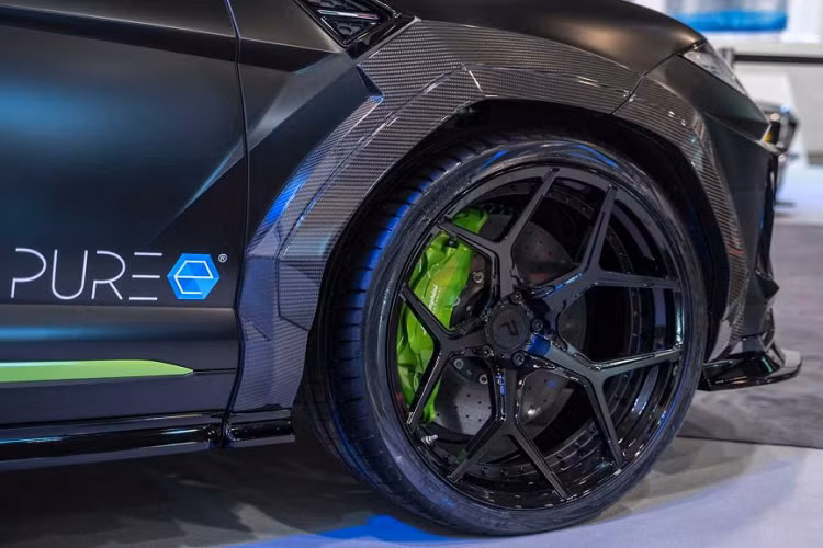 Bên trên, nắp capo được thay mới với những đường nét dập nổi hầm hố hơn trong khi hai bên hông xe, phần vòm bánh xe với những chi tiết bằng composite đã được thay thế bằng những chi tiết sợi carbon góp phần làm rộng thân xe. Đuôi xe được nâng cấp nhẹ với bộ khuếch tán mới cũng như cánh lướt gió phía trên mui xe lớn hơn. Tất cả những chi tiết được Prior trang bị thêm lên chiếc Urus này đều được làm bằng sợi carbon.