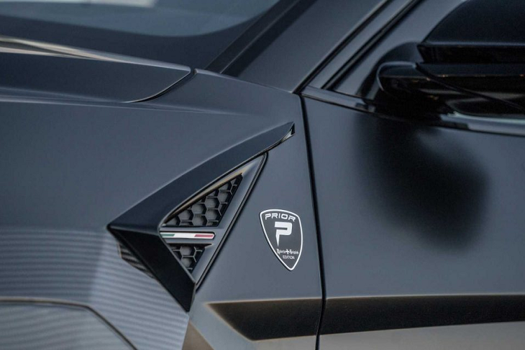 Giống với những mẫu xe trước đây sau khi được nâng cấp bởi Prior, chiếc Lamborghini Urus độ khủng này cũng sở hữu nhiều đường nét ấn tượng hơn hơn so với chiếc Urus lăn bánh ra khỏi nhà máy tại St.Agata Bolognese, Ý.