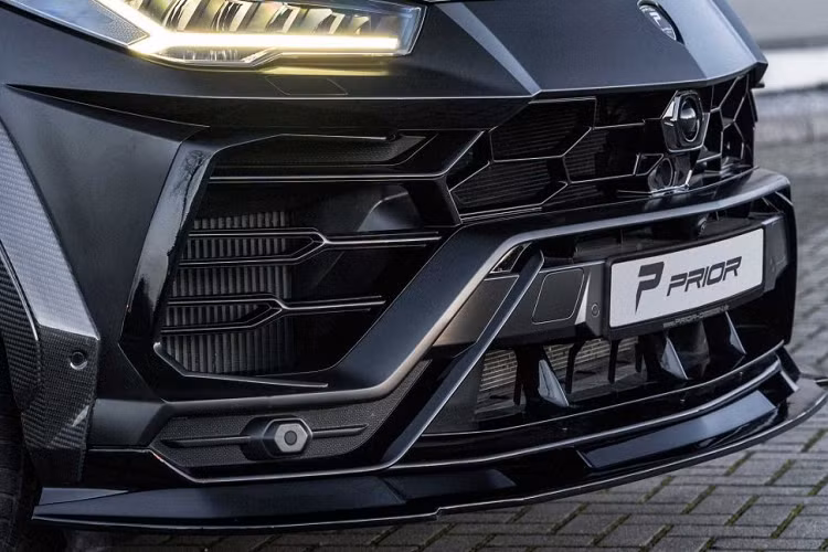 Gói độ thân rộng này của Prior được hãng đặt tên PD700 Widebody, dễ dàng nhận thấy phần đầu xe đã được nâng đổi mới với cản trước được trang bị thêm một cản lướt gió bên dưới, giúp tăng khí động học cũng như khiến chiếc xe trở nên thấp hơn.