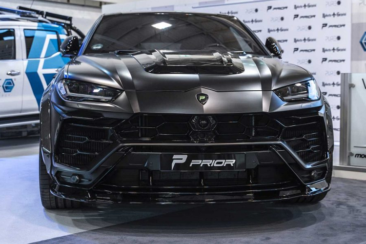 Đáng tiếc, Lamborghini Urus độ Prior Design lại không được nâng cấp động cơ. Vì thế, Urus vẫn sẽ có sức mạnh 641 mã lực và mô-men xoắn cực đại 800 Nm. Sức mạnh này vẫn sẽ được truyền đến cả bốn bánh xe của chiếc SUV này thông qua hộp số tự động 8 cấp đến từ ZF. Dù là một chiếc SUV nhưng Urus chỉ cần 3,6 giây để đạt 100 km/h từ vị trí đứng yên và có thể đạt tốc độ tối đa lên đến hơn 305 km/h.