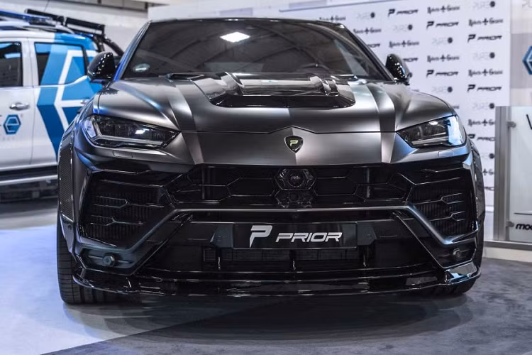 Đáng tiếc, Lamborghini Urus độ Prior Design lại không được nâng cấp động cơ. Vì thế, Urus vẫn sẽ có sức mạnh 641 mã lực và mô-men xoắn cực đại 800 Nm. Sức mạnh này vẫn sẽ được truyền đến cả bốn bánh xe của chiếc SUV này thông qua hộp số tự động 8 cấp đến từ ZF. Dù là một chiếc SUV nhưng Urus chỉ cần 3,6 giây để đạt 100 km/h từ vị trí đứng yên và có thể đạt tốc độ tối đa lên đến hơn 305 km/h.