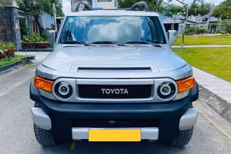 Mặc dù Toyota Fj Cruiser được nhiều “dân chơi” off-road ưa thích, nhưng giá bán của nó là một rào cản. Hiện tại, nếu “đập hộp” một chiếc Toyota Fj Cruiser đời 2020 nhập Trung Đông, thì người chơi sẽ chi không dưới 3,8 tỷ đồng. Giá cao, kén khách chuộng khiến số lượng xe Toyota Fj Cruiser mới nhập về Việt Nam chỉ đếm được trên đầu ngón tay.