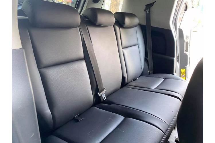 Bên dưới nắp ca-pô của FJ Cruiser là khối động cơ xăng V6 dung tích 4.0L (GE-1GR) hút khí tự nhiên (N/A) cho công suất tối đa 270 mã lực tại 5.600 vòng/phút và mô-men xoắn cực đại 380Nm từ 4.400 vòng/phút. Sức mạnh được truyền xuống bốn bánh (4WD) có khoá vi sai, thông qua hộp số tự động 5 cấp (5AT). Đây là động cơ duy nhất được sử dụng trên FJ Cruiser từ lúc ra đời cho đến nay.