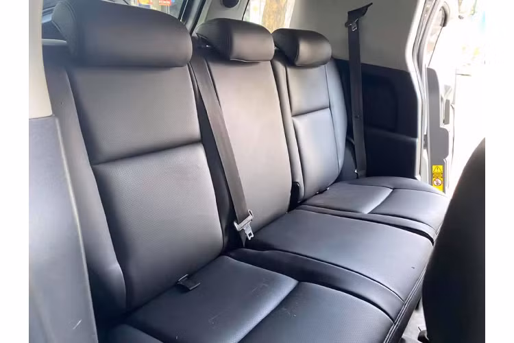 Bên dưới nắp ca-pô của FJ Cruiser là khối động cơ xăng V6 dung tích 4.0L (GE-1GR) hút khí tự nhiên (N/A) cho công suất tối đa 270 mã lực tại 5.600 vòng/phút và mô-men xoắn cực đại 380Nm từ 4.400 vòng/phút. Sức mạnh được truyền xuống bốn bánh (4WD) có khoá vi sai, thông qua hộp số tự động 5 cấp (5AT). Đây là động cơ duy nhất được sử dụng trên FJ Cruiser từ lúc ra đời cho đến nay.