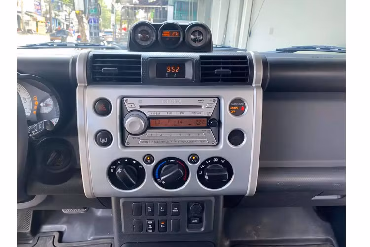 Toyota FJ Cruiser sử dụng nền tảng khung gầm rời (body-on-frame) có thiết kế kiểu dáng tương tự (nhưng không giống) với khung gầm của “người anh em” LC Prado 2 cửa. FJ Cruiser sử dụng hệ thống treo tay đòn kép kết hợp với thanh ổn định ở phía trước, trong khi ở phía sau dạng đa liên kết kết hợp với lò xo và thanh ổn định. FJ Cruiser có chung một số bộ phận ở hệ thống treo tương tự như Land Cruiser Prado, Tacoma, 4Runner hay Hilux 120-series.