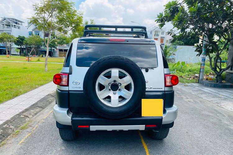 Nội thất của FJ thiết kế tối giản để người lái tập trung vào việc vận hành và thưởng thức những cung đường địa hình. Chính vì thế, nó không mang nhiều “đồ chơi” tiện nghi &amp; giải trí, vô lăng trơn được bọc da, khởi động bằng chìa cơ, đầu CD, điều hoà 01 vùng độc lập, ghế ngồi bọc nỉ pha da và chỉnh cơ toàn bộ... Video: Khám phá huyền thoại xe 2 cầu Toyota FJ Cruiser (Nguồn: VTC).