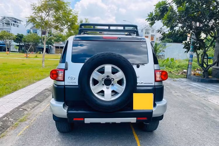 Nội thất của FJ thiết kế tối giản để người lái tập trung vào việc vận hành và thưởng thức những cung đường địa hình. Chính vì thế, nó không mang nhiều “đồ chơi” tiện nghi &amp; giải trí, vô lăng trơn được bọc da, khởi động bằng chìa cơ, đầu CD, điều hoà 01 vùng độc lập, ghế ngồi bọc nỉ pha da và chỉnh cơ toàn bộ... Video: Khám phá huyền thoại xe 2 cầu Toyota FJ Cruiser (Nguồn: VTC).